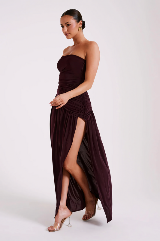 Selvara - Maroonfarbenes Kleid mit Rüschen